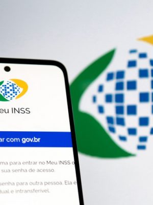 A partir do próximo dia 24, os cerca de 34,2 milhões de aposentados, pensionistas e beneficiários de auxílios pagos pelo Instituto Nacional do Seguro Social (INSS) vão começar a receber a primeira parcela do 13º salário, que corresponde a 50% do benefício. O calendário vai até 8 de maio. Já no mês seguinte, será paga a segunda parte do abono (de 26 de maio a 6 de junho). A antecipação do pagamento, que injetará R$ 73,3 bilhões na economia, foi solicitada pelo ministro da Previdência Social, Carlos Lupi, ao governo federal. O decreto presidencial foi publicado na edição desta sexta-feira (4) no Diário Oficial da União.