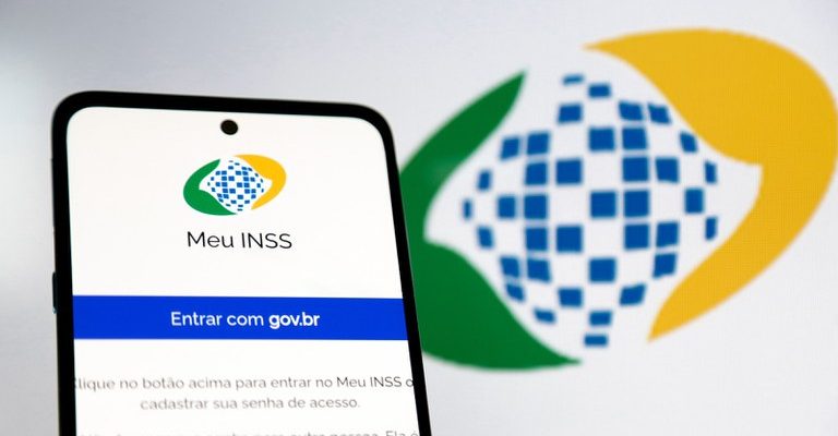 A partir do próximo dia 24, os cerca de 34,2 milhões de aposentados, pensionistas e beneficiários de auxílios pagos pelo Instituto Nacional do Seguro Social (INSS) vão começar a receber a primeira parcela do 13º salário, que corresponde a 50% do benefício. O calendário vai até 8 de maio. Já no mês seguinte, será paga a segunda parte do abono (de 26 de maio a 6 de junho). A antecipação do pagamento, que injetará R$ 73,3 bilhões na economia, foi solicitada pelo ministro da Previdência Social, Carlos Lupi, ao governo federal. O decreto presidencial foi publicado na edição desta sexta-feira (4) no Diário Oficial da União.